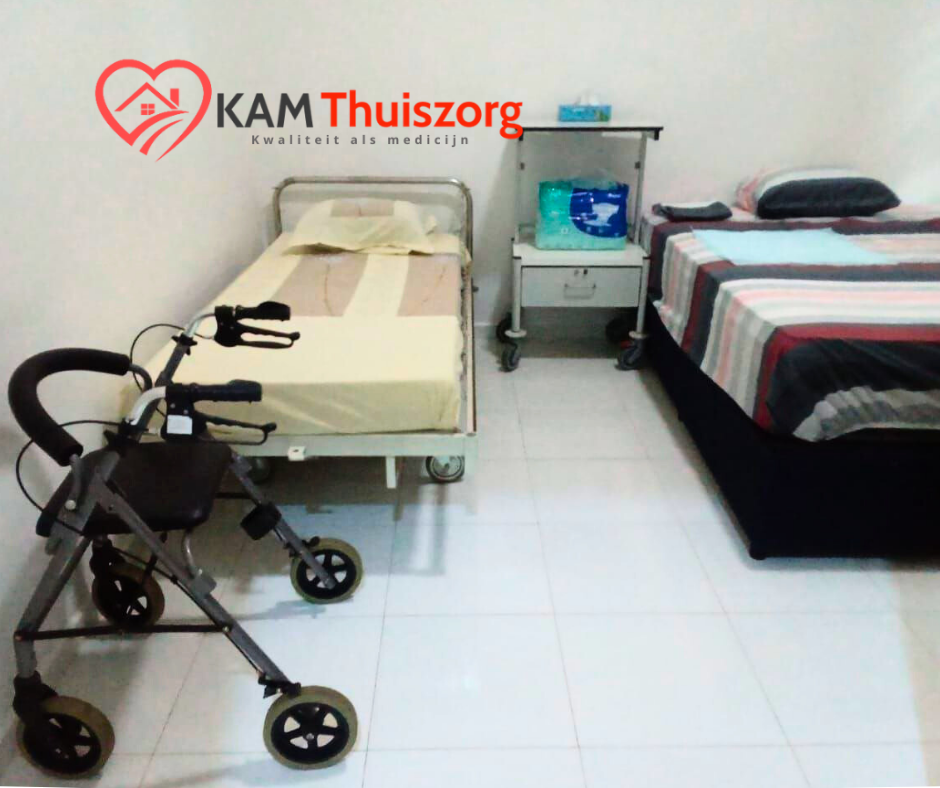 Comfortabele kamer in het KAM Zorghuis met bed en rollator
